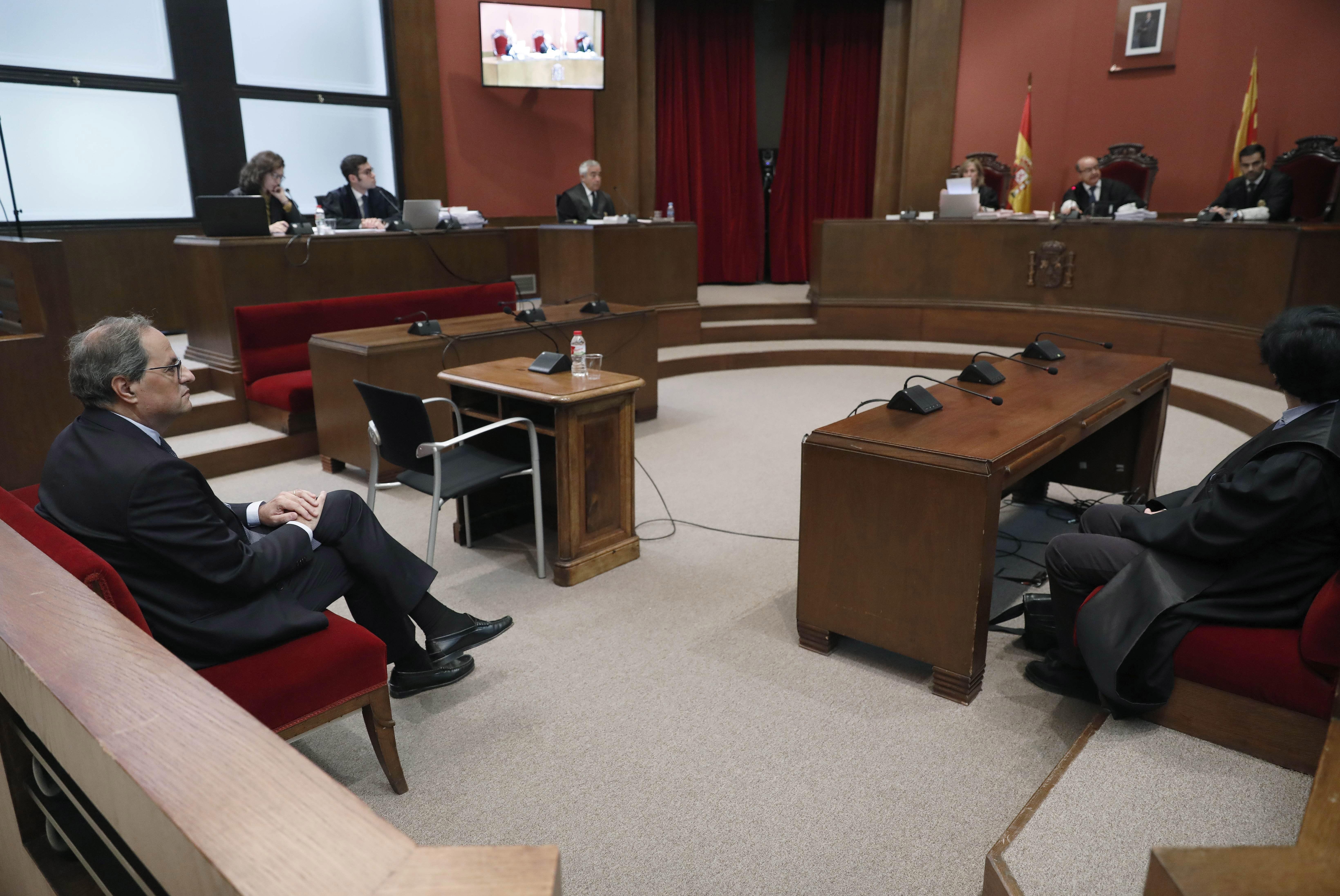 El abogado de Torra: "La foto del Rey tampoco es un símbolo compartido por todos y preside esta sala" El abogado de Torra: "La foto del Rey tampoco es un símbolo compartido por todos y preside esta sala"