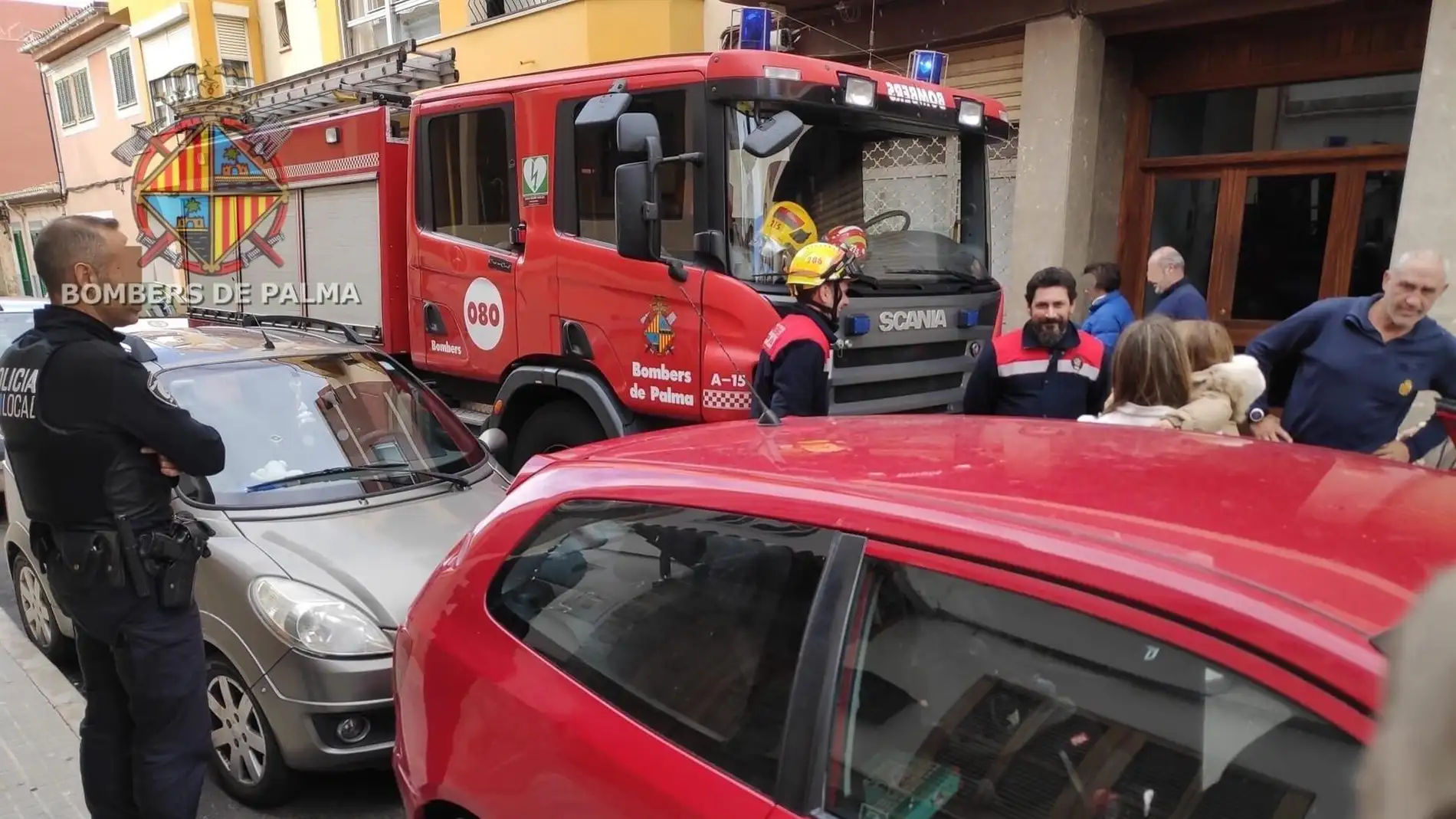 Bomberos de Palma tras el rescate de la menor de un coche.