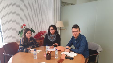 El alcalde de Novelda, el socialista Fran Mart&iacute;nez, a la derecha de la imagen.
