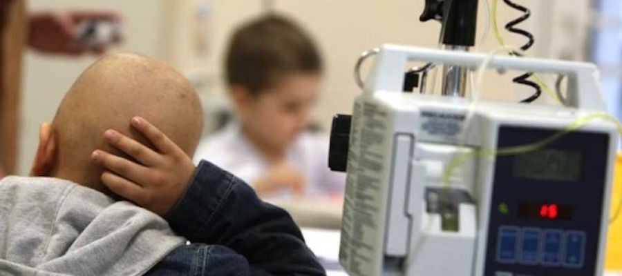 Imagen de un niño con cáncer Imagen de un niño con cáncer