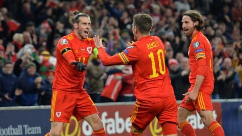Aaron Ramsey y Gareth Bale celebran un gol ante Hungr&iacute;a