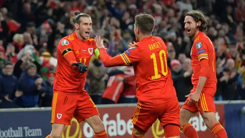 Aaron Ramsey y Gareth Bale celebran un gol ante Hungría Aaron Ramsey y Gareth Bale celebran un gol ante Hungría