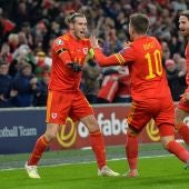 Aaron Ramsey y Gareth Bale celebran un gol ante Hungría