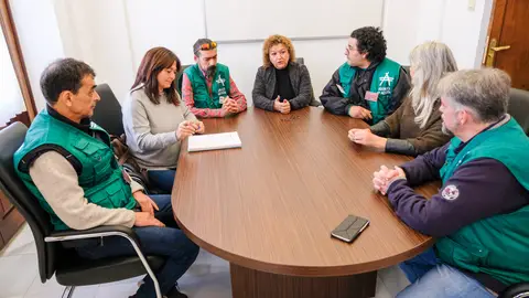 Instantes de una reunión entre ayuntamiento e Iguales en Acción Instantes de una reunión entre ayuntamiento e Iguales en Acción