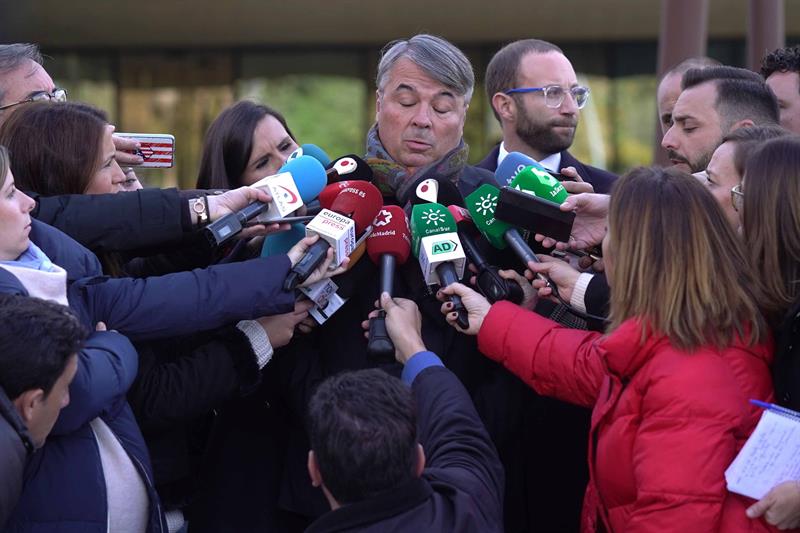 El abogado de 'La Manada', molesto por la protesta de activistas: "Es una forma de presionar al tribunal" El abogado de 'La Manada', molesto por la protesta de activistas: "Es una forma de presionar al tribunal"