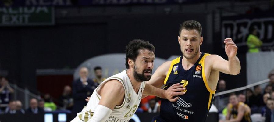 Sergio Llull conduce un balón ante un rival del Khimki Sergio Llull conduce un balón ante un rival del Khimki