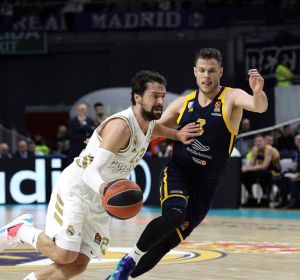 Sergio Llull conduce un balón ante un rival del Khimki Sergio Llull conduce un balón ante un rival del Khimki