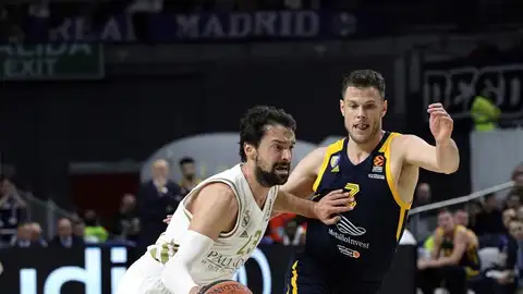 Sergio Llull conduce un balón ante un rival del Khimki Sergio Llull conduce un balón ante un rival del Khimki