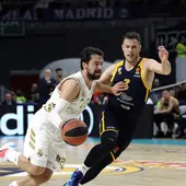 Sergio Llull conduce un balón ante un rival del Khimki Sergio Llull conduce un balón ante un rival del Khimki