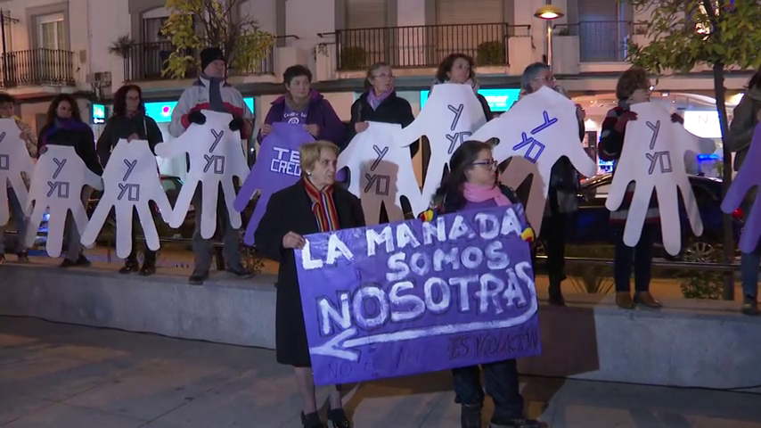Decenas de mujeres se concentran en apoyo a la víctima de La Manada: "Está en juego nuestras vidas, nos están violando" Decenas de mujeres se concentran en apoyo a la víctima de La Manada: "Está en juego nuestras vidas, nos están violando"
