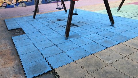 Estado en el que se encuentra la zona de juegos infantiles aludida por Cs Elche.