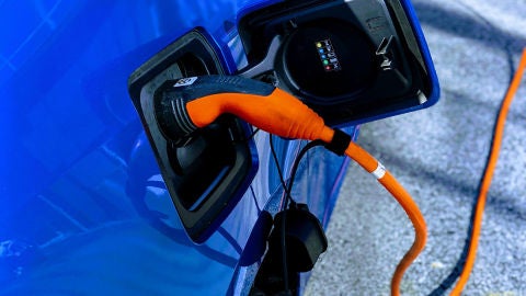 Recargando el coche el&eacute;ctrico