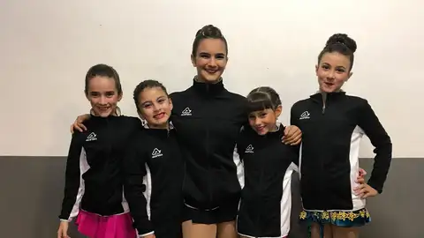 Las cinco representantes del Club Siluetas Elche en el Trofeo Otoño de Alcoy. PATINAJE