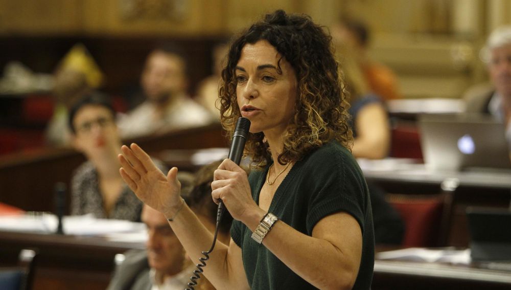 La Consellera de Hacienda, Rosario Sánchez, en un debate parlamentario.