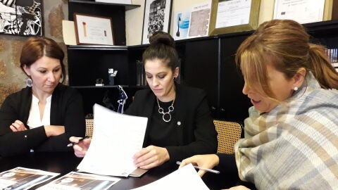 A alcaldesa Cristina Cid xunto coa directora do hotel alaricano, Goretti Iglesias, asinaron un novo convenio 