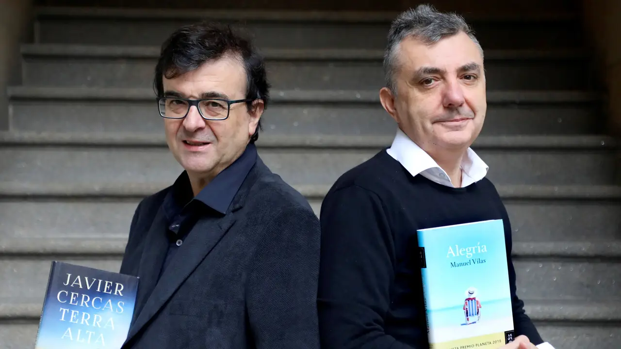Los escritores Javier Cercas (i) y Manuel Vilas (d), ganador y finalista, respectivamente, del premio Planeta 2019. Los escritores Javier Cercas (i) y Manuel Vilas (d), ganador y finalista, respectivamente, del premio Planeta 2019.