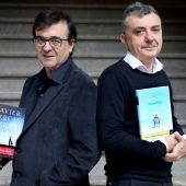 Los escritores Javier Cercas (i) y Manuel Vilas (d), ganador y finalista, respectivamente, del premio Planeta 2019.