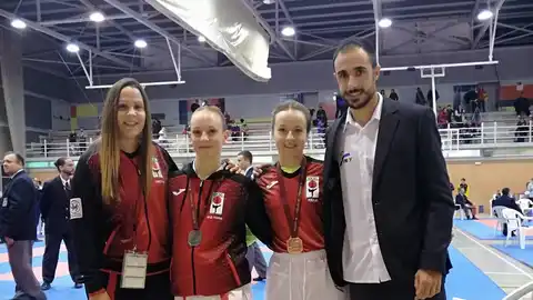 Cristina Andreu, Ana María Gracia, Paula Seva y Fran Gómez, representantes del Club Shotokan Carrús en la Liga Autonómica. KÁRATE
