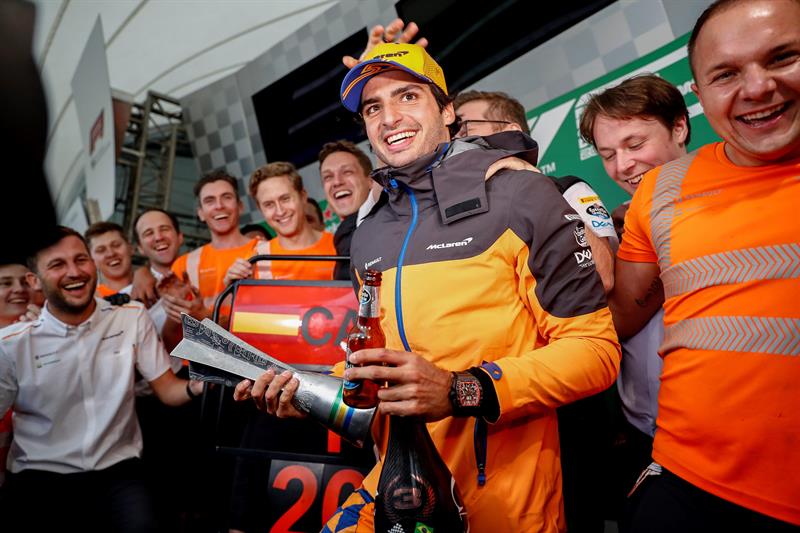 Carlos Sainz: "Nunca pensé que iba a conseguir hacer mi primer podio saliendo último" Carlos Sainz: "Nunca pensé que iba a conseguir hacer mi primer podio saliendo último"