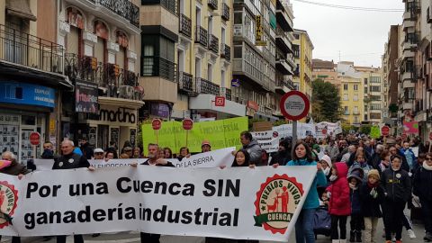 La plataforma &quot;Pueblos Vivos&quot; durante la protesta por las calles de Cuenca en 2019