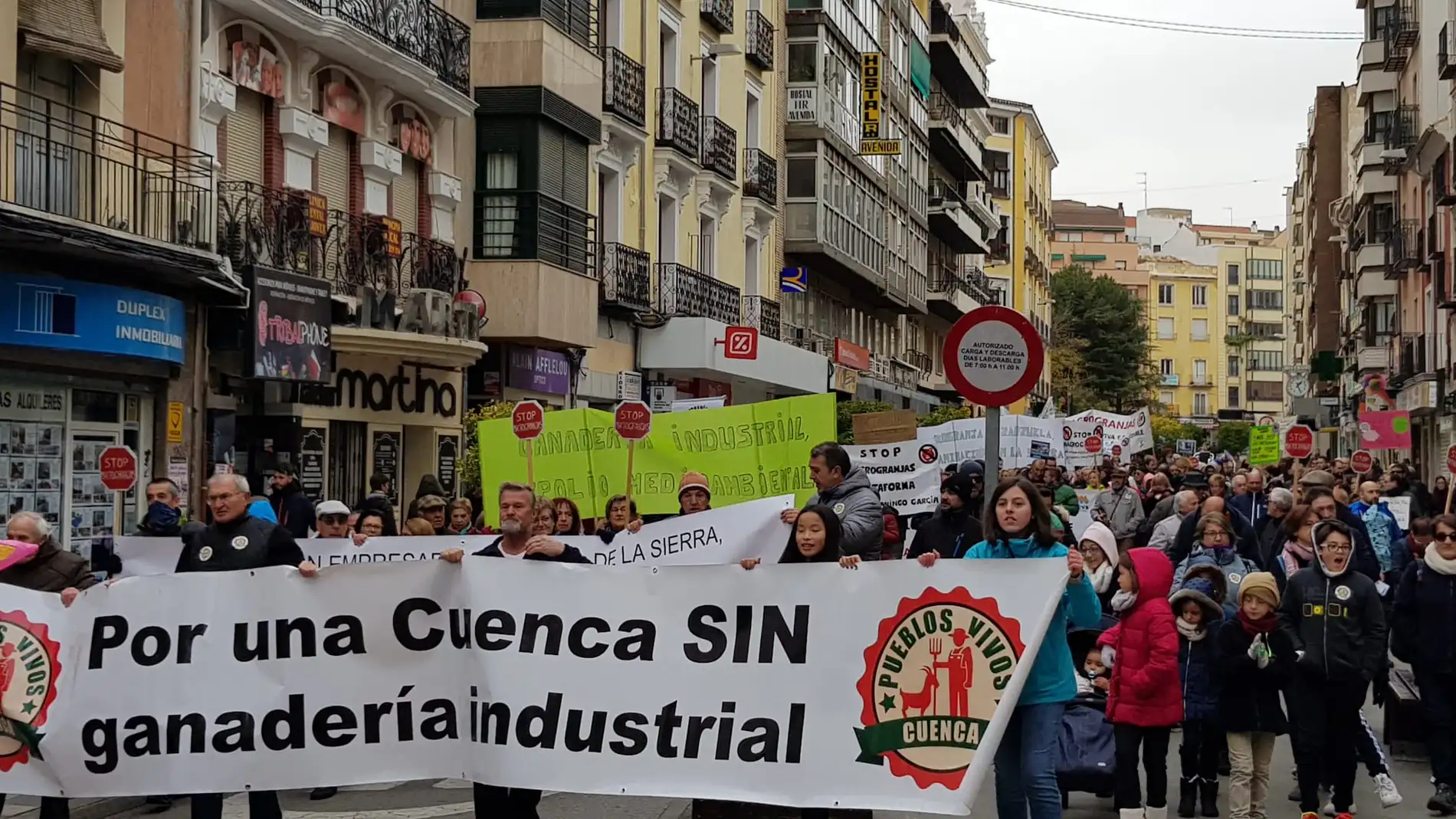La plataforma "Pueblos Vivos" durante la protesta por las calles de Cuenca en 2019