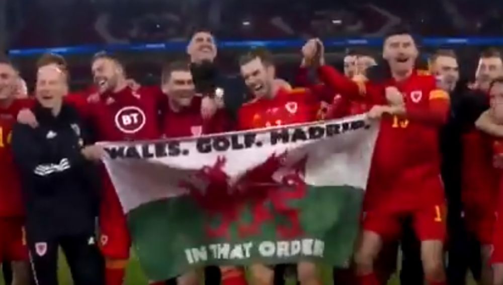 Bale y sus compañeros celebran el pase de Gales con la bandera 'Gales. Golf. Madrid. En ese orden'.