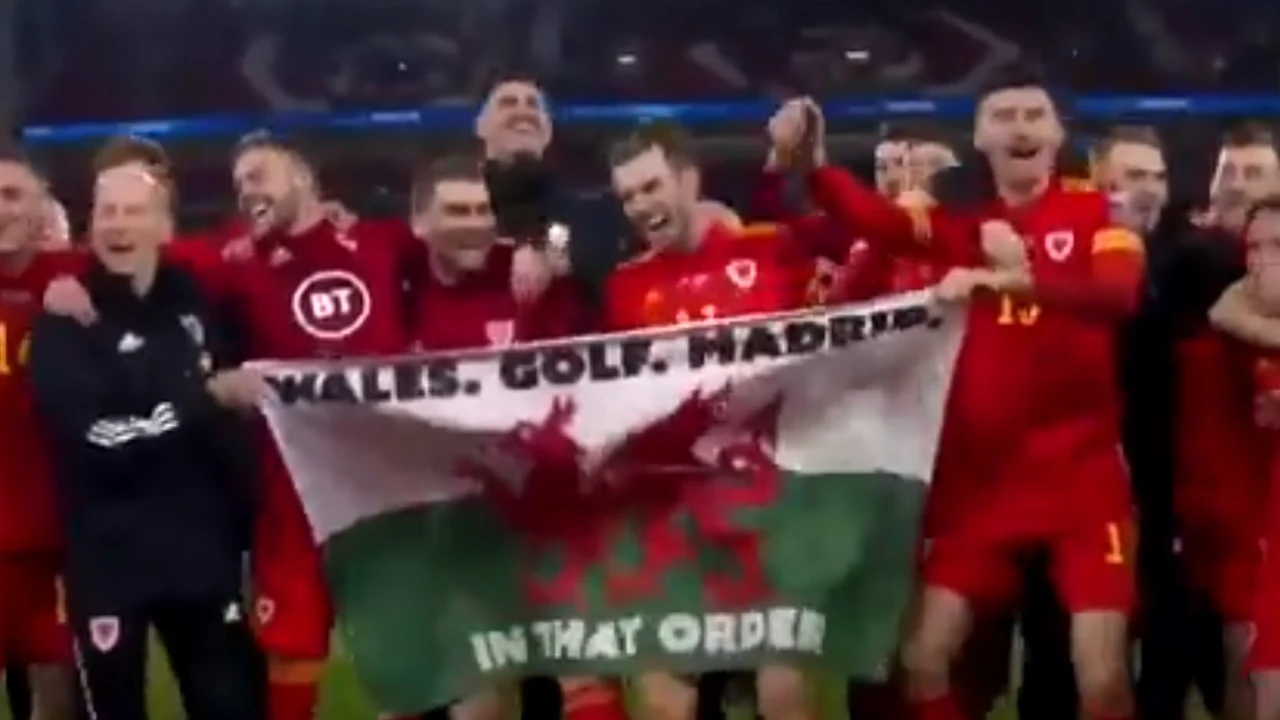 Bale y sus compañeros celebran el pase de Gales con la bandera 'Gales. Golf. Madrid. En ese orden'.