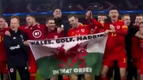 Bale y sus compa&ntilde;eros celebran el pase de Gales con la bandera 'Gales. Golf. Madrid. En ese orden'.