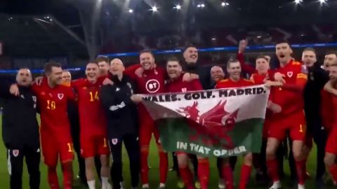 Gareth Bale y la pol&eacute;mica bandera con el mensaje "Gales. Golf. Madrid. En ese orden"