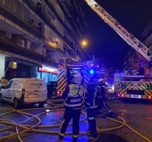 Bomberos trabajando en el dispositivo para sofocar el incendio en Leganés Bomberos trabajando en el dispositivo para sofocar el incendio en Leganés