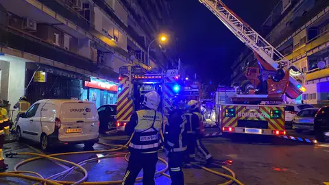 Bomberos trabajando en el dispositivo para sofocar el incendio en Leganés Bomberos trabajando en el dispositivo para sofocar el incendio en Leganés