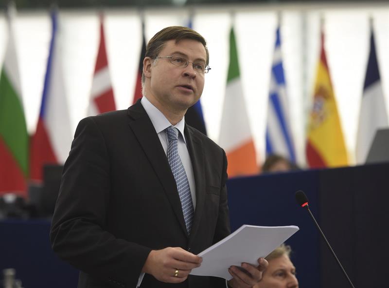 Bruselas advierte a España de que puede incumplir los objetivos de reducción de déficit y deuda en 2020 Bruselas advierte a España de que puede incumplir los objetivos de reducción de déficit y deuda en 2020