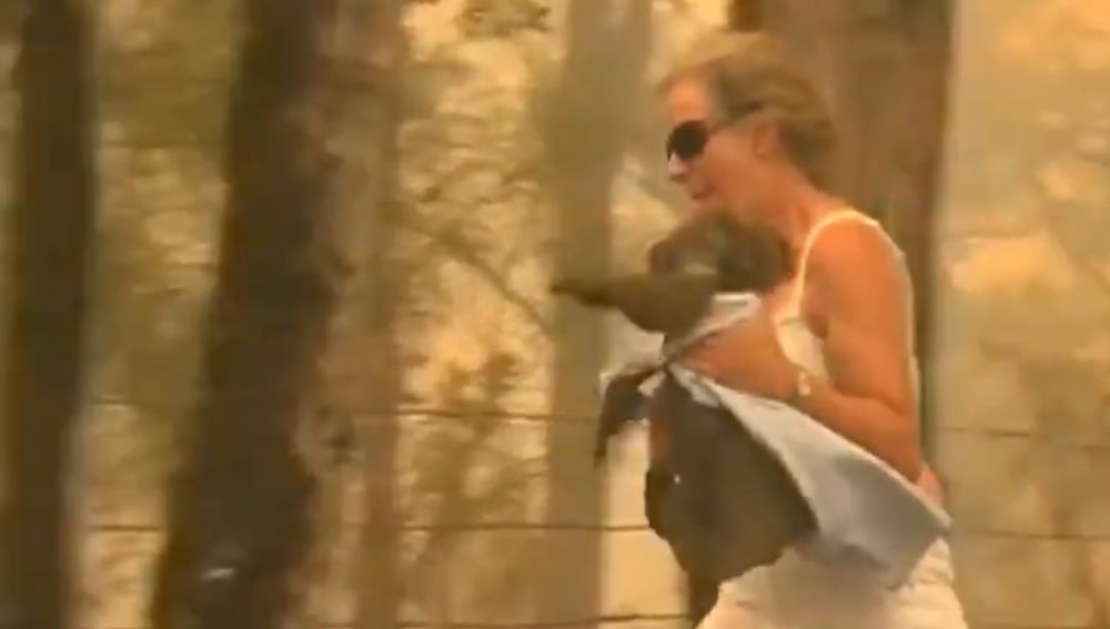 Una mujer rescata a un koala entre las llamas en Australia