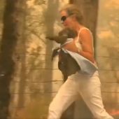 Una mujer rescata a un koala entre las llamas en Australia