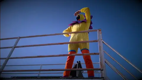 RR Lopez y su Pollo Vengador de Sevilla Diario de un superhéroe sevillano