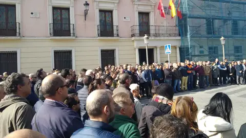 Concentración del sector del taxi en Alcalá Condena y repulsa del asesinato de José Luis