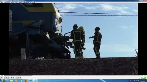 La furgoneta quedó destrozada tras ser arrollada por un tren de mercancías La furgoneta quedó destrozada tras ser arrollada por un tren de mercancías