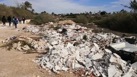 Vertido en la zona sur del cauce del río Vinalopó en Elche. Vertido en la zona sur del cauce del río Vinalopó en Elche.