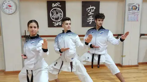 Los tres representantes del Club Chazarra Elche en el Campeonato de España de selecciones. KÁRATE