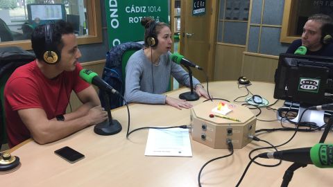 La nadadora gaditana, acompa&ntilde;ada de su entrenador, ha estado en los estudios de Onda Cero C&aacute;diz.