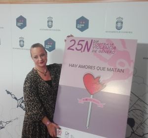 Ana Belén Chacón, junto al cartel anunciado del Día Internacional contra la Violencia de Género Ana Belén Chacón, junto al cartel anunciado del Día Internacional contra la Violencia de Género