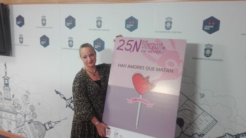 Ana Bel&eacute;n Chac&oacute;n, junto al cartel anunciado del D&iacute;a Internacional contra la Violencia de G&eacute;nero