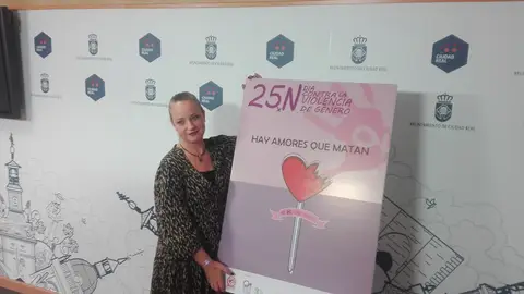 Ana Belén Chacón, junto al cartel anunciado del Día Internacional contra la Violencia de Género Ana Belén Chacón, junto al cartel anunciado del Día Internacional contra la Violencia de Género