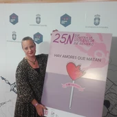 Ana Belén Chacón, junto al cartel anunciado del Día Internacional contra la Violencia de Género Ana Belén Chacón, junto al cartel anunciado del Día Internacional contra la Violencia de Género
