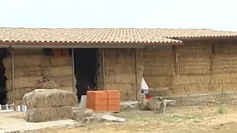 Un hombre construye una casa a base de paja en Le&oacute;n