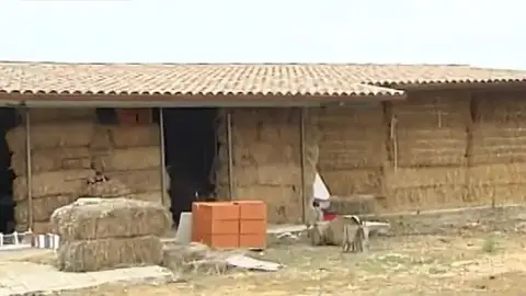 Un hombre construye una casa a base de paja en León Un hombre construye una casa a base de paja en León