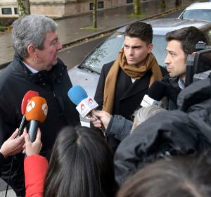 Caso Arandina. Salida del juzgado de uno de los acusados, Raúl Calvo (CD), junto a su abogado Caso Arandina. Salida del juzgado de uno de los acusados, Raúl Calvo (CD), junto a su abogado