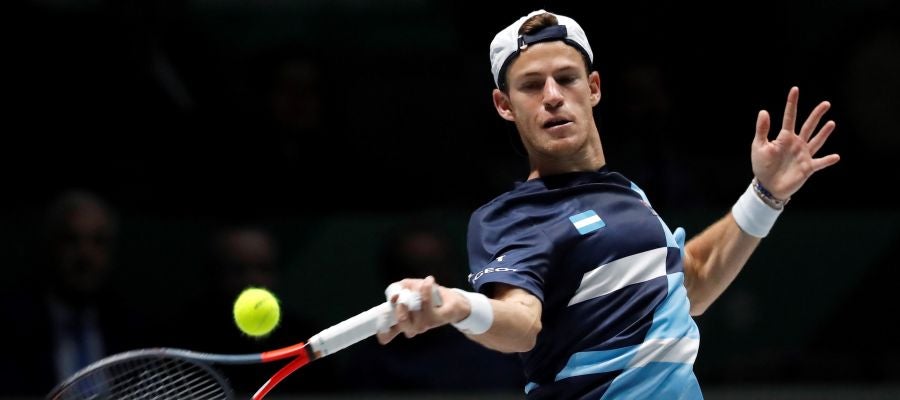 El tenista argentino Diego Schwartzman devuelve la bola durante un partido de la fase de grupos de la Copa Davis. El tenista argentino Diego Schwartzman devuelve la bola durante un partido de la fase de grupos de la Copa Davis.