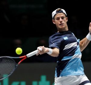 El tenista argentino Diego Schwartzman devuelve la bola durante un partido de la fase de grupos de la Copa Davis. El tenista argentino Diego Schwartzman devuelve la bola durante un partido de la fase de grupos de la Copa Davis.