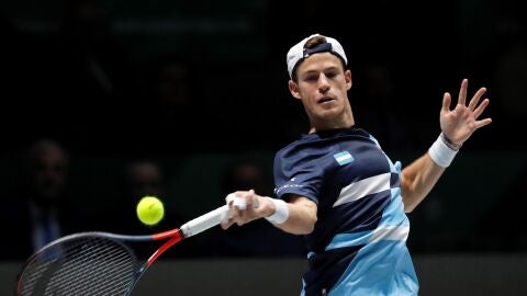 El tenista argentino Diego Schwartzman devuelve la bola durante un partido de la fase de grupos de la Copa Davis.